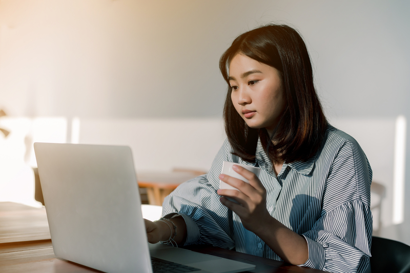 online_counseling_florida_pennsylvania girl sitting in front of laptop